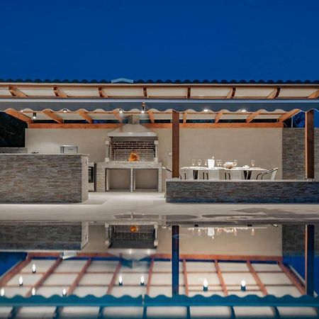 Antonia Villa - Luxurious Serenity With Private Pool, By Zantewize Kalipádhon エクステリア 写真
