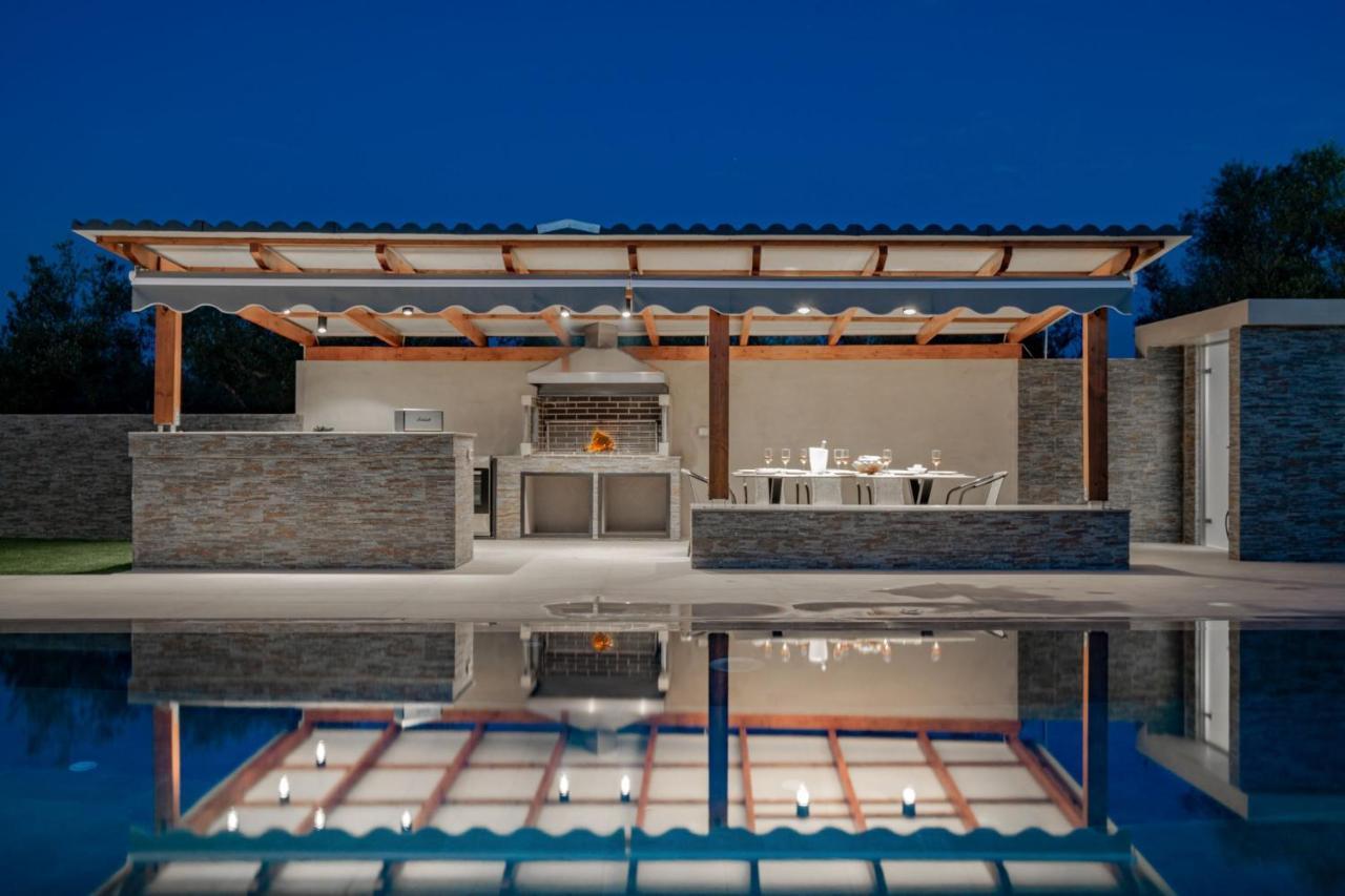 Antonia Villa - Luxurious Serenity With Private Pool, By Zantewize Kalipádhon エクステリア 写真