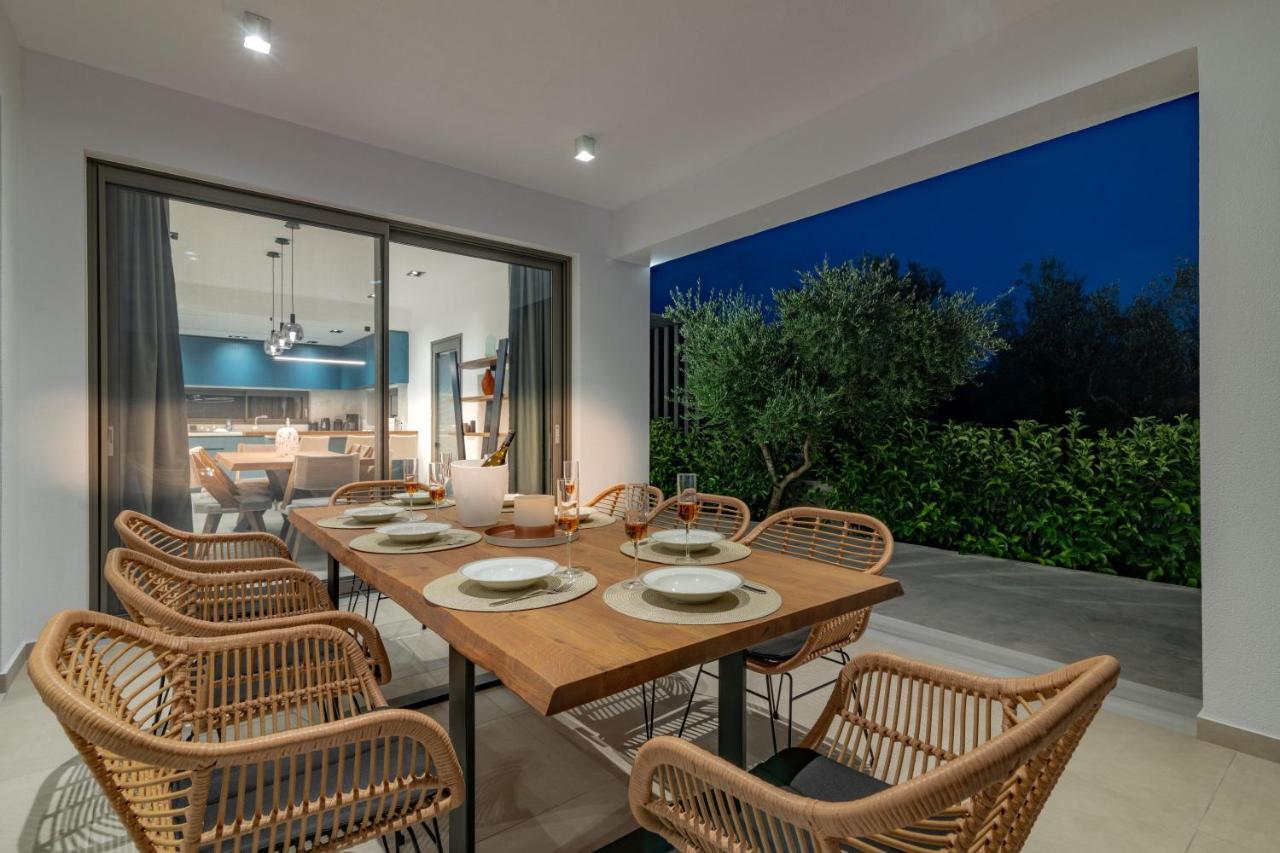Antonia Villa - Luxurious Serenity With Private Pool, By Zantewize Kalipádhon エクステリア 写真
